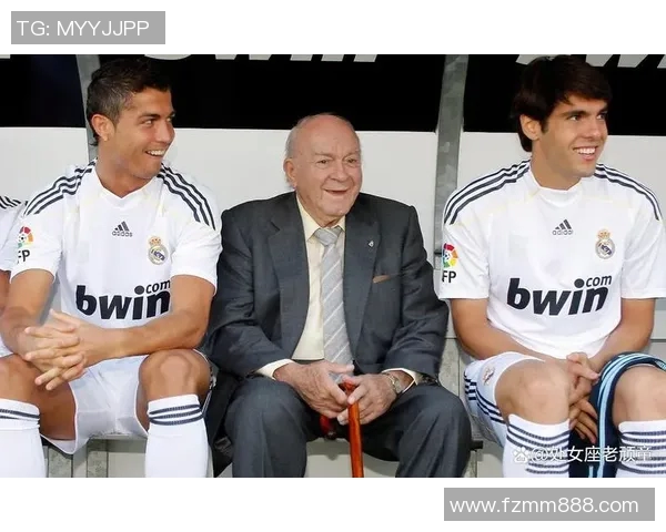 足球球星合影聚焦某位巨星 展现不一样的魅力与团队精神